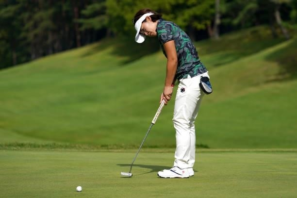 Yoko Ogawa of Japan attempts a putt on the 18th green during the first round of the Chugoku Shimbun Chupea Ladies Cup at the Geinan Country Club on...
