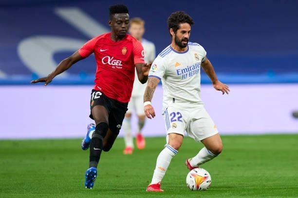 Isco of Real Madrid CF battle for the ball with Iddrisu Baba of RDC Mallorca during the La Liga Santander match between Real Madrid CF and RCD...
