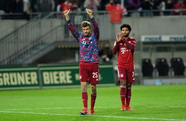 Thomas Mueller and Serge Gnabry of FC Bayern Muenchen celebrate after the Bundesliga match between SpVgg Greuther Fürth and FC Bayern München at...