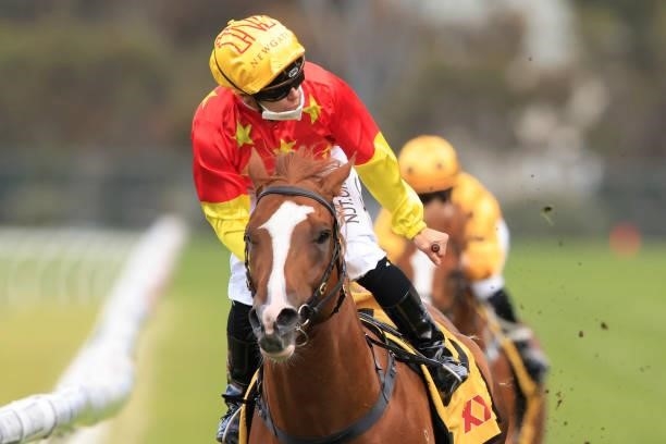 Tim Clark on In The Congo wins race 8 the XXXX Golden Rose during Sydney Racing on Golden Rose Day at Rosehill Gardens on September 25, 2021 in...
