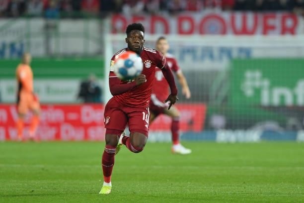 Alphonso Davies of FC Bayern Muenchen plays the ball during the Bundesliga match between SpVgg Greuther Fürth and FC Bayern München at Sportpark...