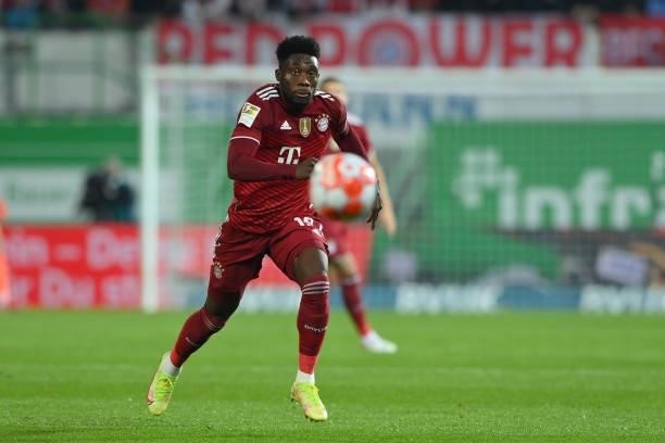 Alphonso Davies of FC Bayern Muenchen plays the ball during the Bundesliga match between SpVgg Greuther Fürth and FC Bayern München at Sportpark...