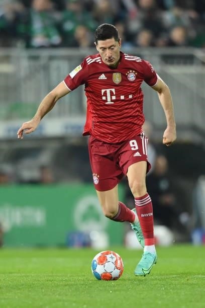 Robert Lewandowski of FC Bayern Muenchen runs with the ball during the Bundesliga match between SpVgg Greuther Fürth and FC Bayern München at...
