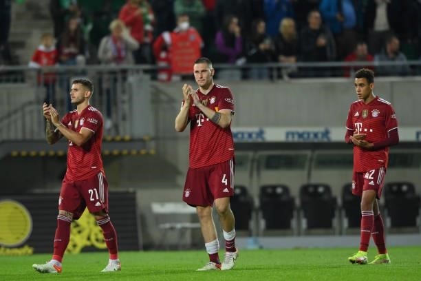 Lucas Hernandez, Niklas Süle and Jamal Musiala of FC Bayern Muenchen look on after the Bundesliga match between SpVgg Greuther Fürth and FC Bayern...