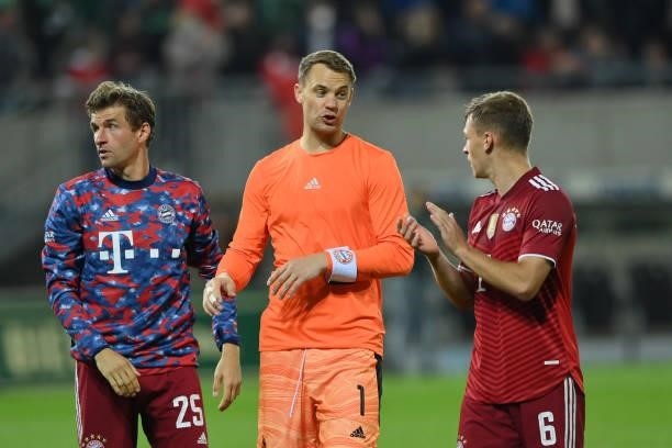 Thomas Mueller, Manuel Neuer and Joshua Kimmich of FC Bayern Muenchen talk after the Bundesliga match between SpVgg Greuther Fürth and FC Bayern...