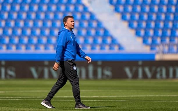 Javier Calleja, Manager of Deportivo Alaves looks on prior to the La Liga Santander match between Deportivo Alaves and Club Atletico de Madrid at...