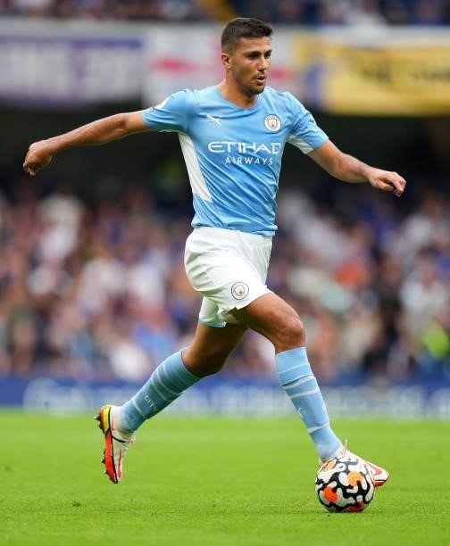 Ruben Dias of Manchester City runs with the ball during the Premier League match between Chelsea and Manchester City at Stamford Bridge on September...