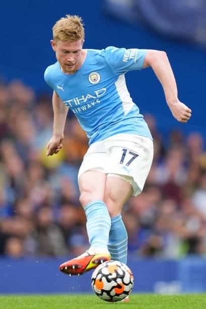 Kevin De Bruyne of Manchester City runs with the ball during the Premier League match between Chelsea and Manchester City at Stamford Bridge on...