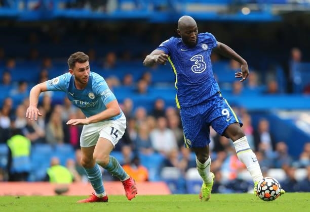 Romelu Lukaku of Chelsea FC controls the ball under pressure of Aymeric Laporte of Manchester City during the Premier League match between Chelsea...