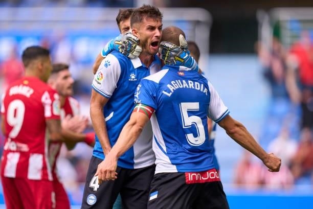 Florian Lejeune, Victor Laguardia and Fernando Pacheco of Deportivo Alaves celebrate victory after the La Liga Santander match between Deportivo...