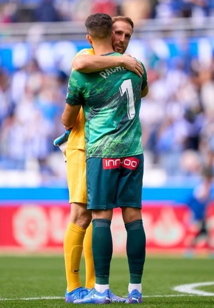 Fernando Pacheco of Deportivo Alaves and Jan Oblak of Club Atletico de Madrid speaking after the La Liga Santander match between Deportivo Alaves and...
