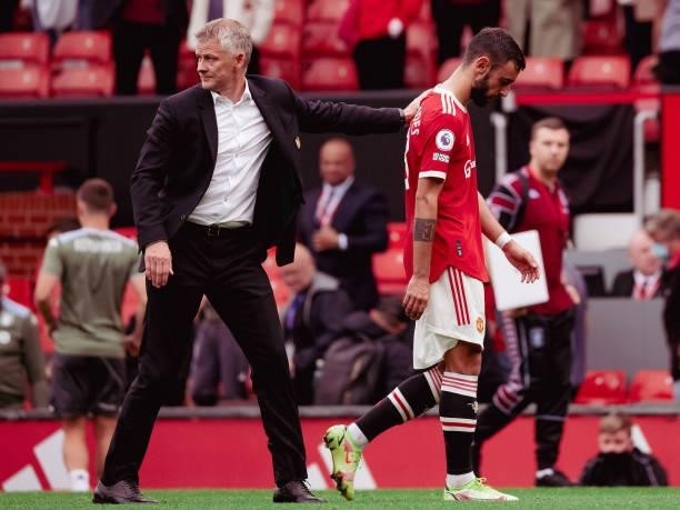 Manager Ole Gunnar Solskjaer consoles Bruno Fernandes of Manchester United after the Premier League match between Manchester United and Aston Villa...
