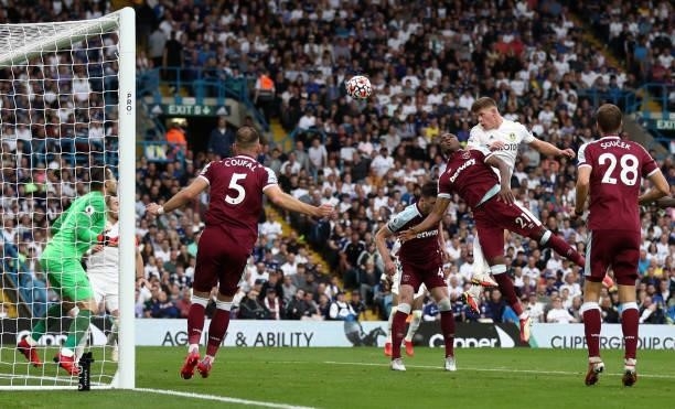 Charlie Cresswell of Leeds United wins a header whilst under pressure from Angelo Ogbonna of West Ham United during the Premier League match between...