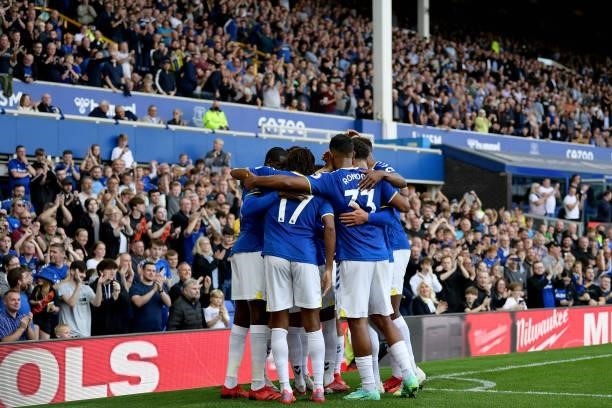 Solomon Rondon and Everton team mates celebrate the goal of Andros Townsend during the Premier League match between Everton and Norwich City at...