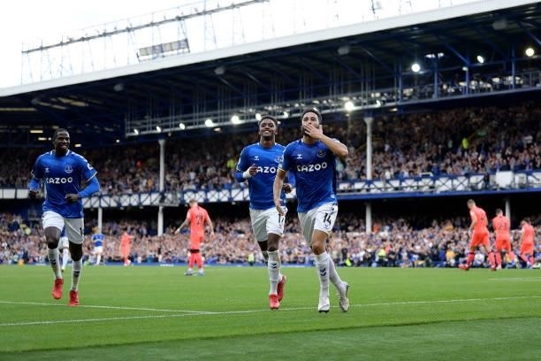 Andros Townsend of Everton celebrates his goal with Demarai Gray and Abdoulaye Doucoure during the Premier League match between Everton and Norwich...