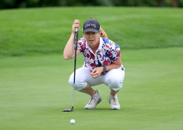 Hannah Burke of England lines up a putt on the 18th hole during the Rose Ladies Series Final at Bearwood Lakes Golf Club on September 25, 2021 in...