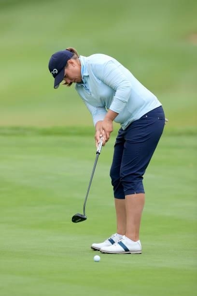 ElizabethYoung of England putts on the first hole during the Rose Ladies Series Final at Bearwood Lakes Golf Club on September 25, 2021 in Wokingham,...