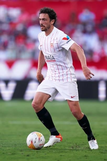 Thomas Delaney of Sevilla FC runs with the ball during the La Liga Santander match between Sevilla FC and RCD Espanyol at Estadio Ramon Sanchez...
