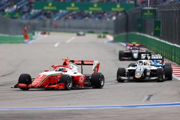 Olli Caldwell of Great Britain and Prema Racing leads Lorenzo Colombo of Italy and Campos Racing during race 3 of Round 7:Sochi of the Formula 3...