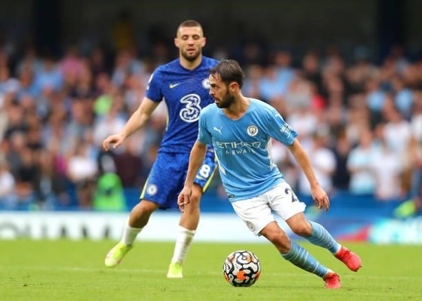 Bernardo Silva of Manchester City controls the ball during the Premier League match between Chelsea and Manchester City at Stamford Bridge on...