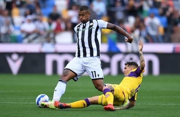 Walace of Udinese Calcio competes for the ball with Lucas Torreira of ACF Fiorentina during the Serie A match between Udinese Calcio and ACF...