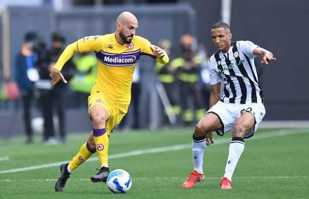 Riccardo Saponara of ACF Fiorentina competes for the ball with Rodrigo Becao of Udinese Calcio during the Serie A match between Udinese Calcio and...