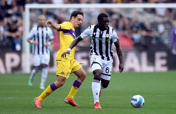 Jean -Victor Makengo of Udinese Calcio competes for the ball with Giacomo Bonaventura of ACF Fiorentina during the Serie A match between Udinese...