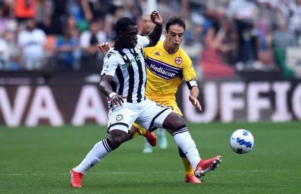 Jean-Victor Makengo of Udinese Calcio competes for the ball with Giacomo Bonaventura of ACF Fiorentina during the Serie A match between Udinese...
