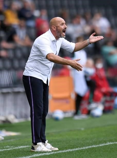 Vincenzo Italiano, head coach of ACF Fiorentina gestures during the Serie A match between Udinese Calcio and ACF Fiorentina at Dacia Arena on...