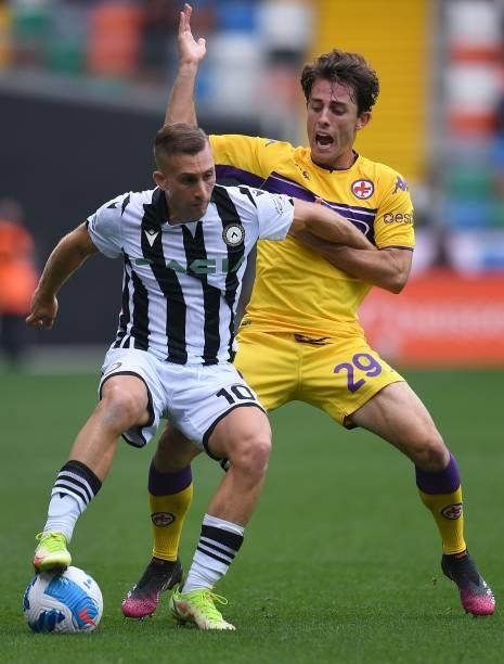 Gerard Deulofeu of Udinese Calcio competes for the ball with Alvaro Odriozola of ACF Fiorentina during the Serie A match between Udinese Calcio and...