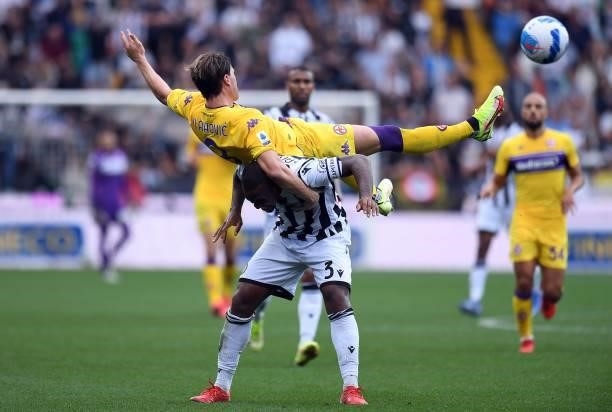 Dusan Vlahovic of ACF Fiorentina competes for the ball with Samir of Udinese Calcio during the Serie A match between Udinese Calcio and ACF...