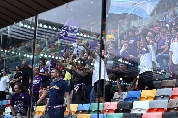 Fiorentina fans during the Serie A match between Udinese Calcio and ACF Fiorentina at Dacia Arena on September 26, 2021 in Udine, Italy.