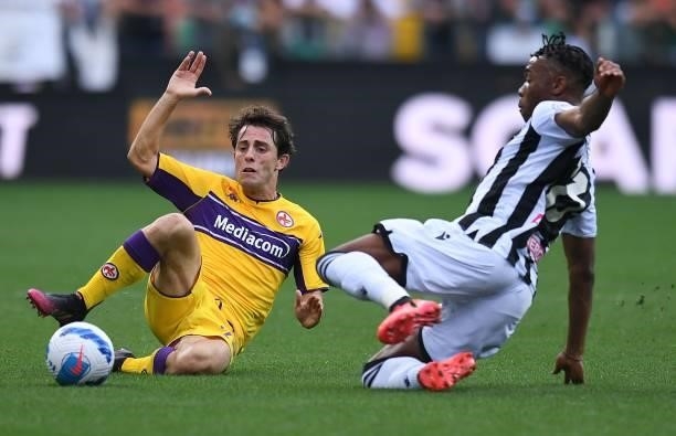 Alvaro Odriozola of ACF Fiorentina competes for the ball with Destiny Udogie of Udinese Calcio during the Serie A match between Udinese Calcio and...