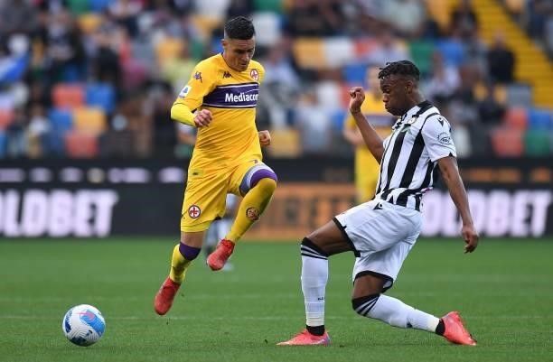 Josè Callejon of ACF Fiorentina competes for the ball with Destiny Udogie of Udinese Calcio during the Serie A match between Udinese Calcio and ACF...