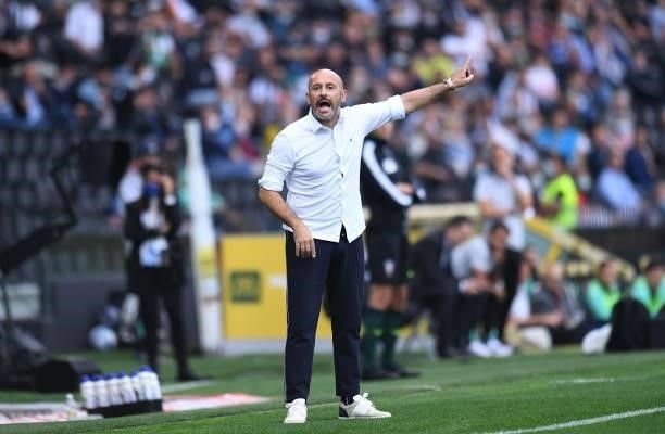 Vincenzo Italiano head coach of ACF Fiorentina gestures during the Serie A match between Udinese Calcio and ACF Fiorentina at Dacia Arena on...