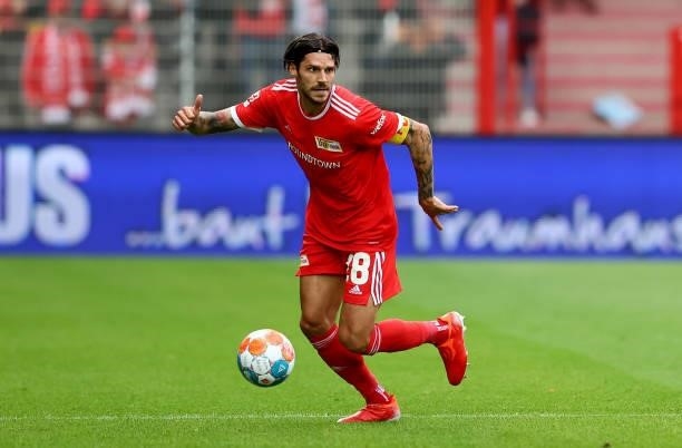 Christopher Trimmel of Union Berlin controls the ball during the Bundesliga match between 1. FC Union Berlin and DSC Arminia Bielefeld at Stadion An...