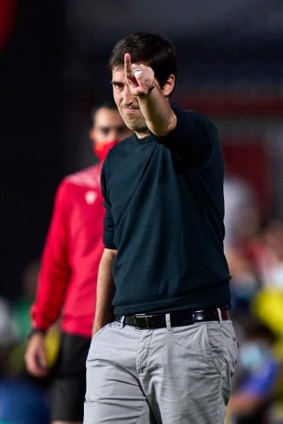 Andoni Iraola head coach of Rayo Vallecano reacts during the La Liga Santander match between Rayo Vallecano and Cadiz CF