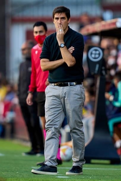 Andoni Iraola head coach of Rayo Vallecano looks on during the La Liga Santander match between Rayo Vallecano and Cadiz CF