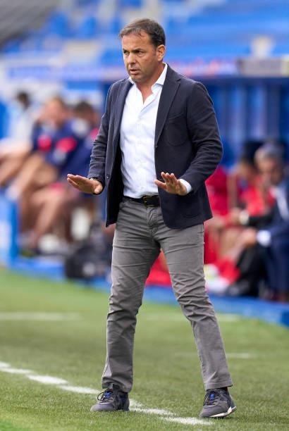 Javier Calleja, Manager of Deportivo Alaves reacts during the La Liga Santander match between Deportivo Alaves and Club Atletico de Madrid at Estadio...