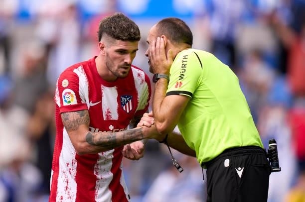Rodrigo De Paul of Atletico de Madrid speaks with Referee, Antonio Mateu Lahoz during the La Liga Santander match between Deportivo Alaves and Club...