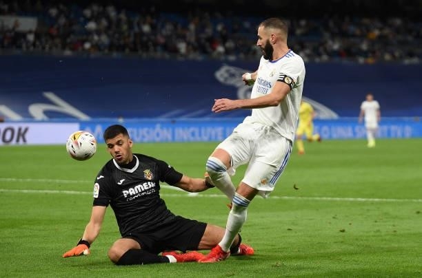 Karim Benzema of Real Madrid gets his shot blocked by Gero Rulli of Villareal CF during the La Liga Santander match between Real Madrid CF and...