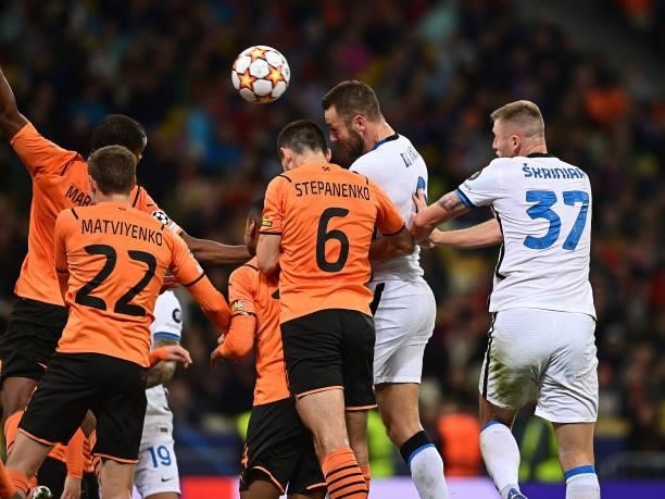 Stefan de Vrij of FC Internzionale battles for possession with Taras Stepanenko of Shakhtar Donetsk during the UEFA Champions League group D match...