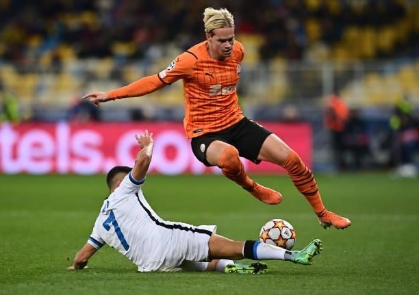 Alexis Sanchez of FC Internazionale is challenged by Mychajlo Mudryk of Shakhtar Donetsk during the UEFA Champions League group D match between...