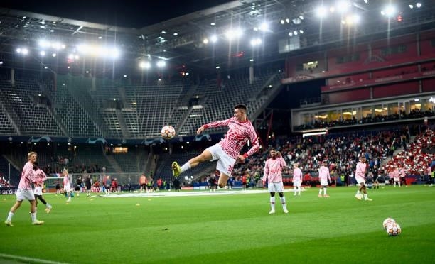 Benjamin Sesko of Red Bull Salzburg warms up before the UEFA Champions League group G match between FC Red Bull Salzburg and Lille OSC at Red Bull...
