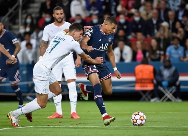 Rúben Dias of Manchester City and Kylian Mbappé of Paris Saint-Germain during the UEFA Champions League group A match between Paris Saint-Germain and...
