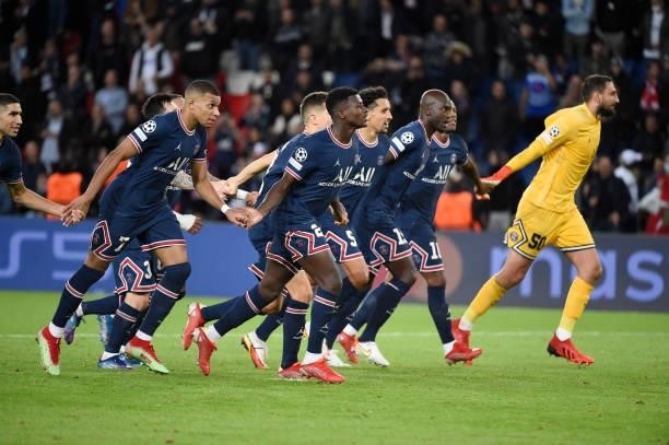 Paris Saint-Germain players celebrate to their fans during the UEFA Champions League group A match between Paris Saint-Germain and Manchester City at...