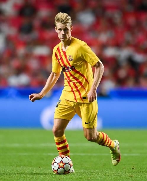 Frenkie de Jong of FC Barcelona runs with the ball during the UEFA Champions League group E match between SL Benfica and FC Barcelona at Estadio da...