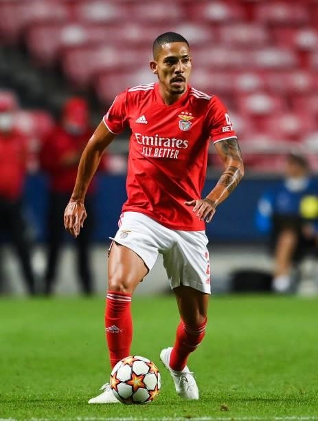 Gilberto of SL Benfica runs with the ball during the UEFA Champions League group E match between SL Benfica and FC Barcelona at Estadio da Luz on...