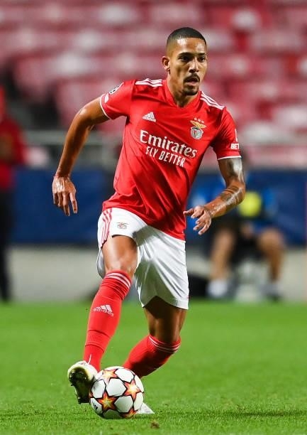 Gilberto of SL Benfica runs with the ball during the UEFA Champions League group E match between SL Benfica and FC Barcelona at Estadio da Luz on...