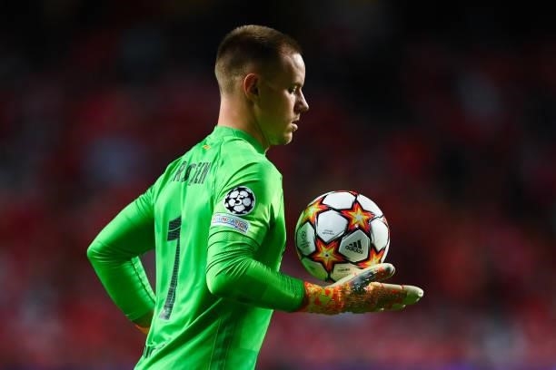 Marc-Andre ter Stegen of FC Barcelona juggles the ball during the UEFA Champions League group E match between SL Benfica and FC Barcelona at Estadio...